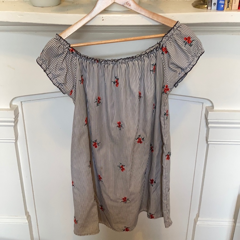 Off-the-shoulder dress with flower embroidery